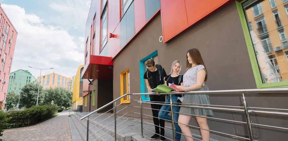 etudiant devant résidence
