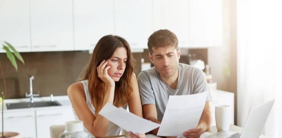 Deux locataires lisent le courrier sur l'exonération de taxe d'habitation