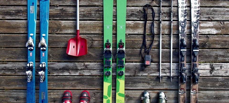 Sport-Ausrüstung lagern: Wohin mit den Skiern und Snowboards 