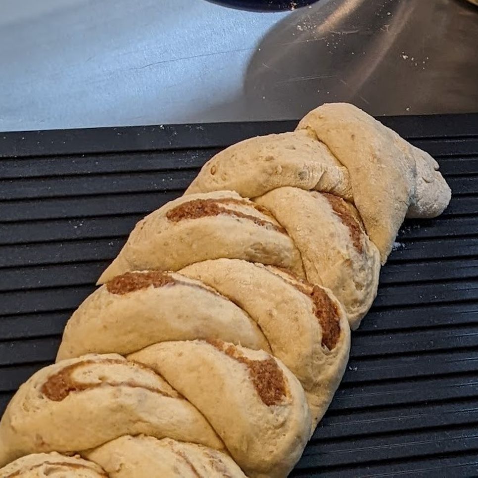 Kanelfläta på trasiga knäckebröd och potatisbullar