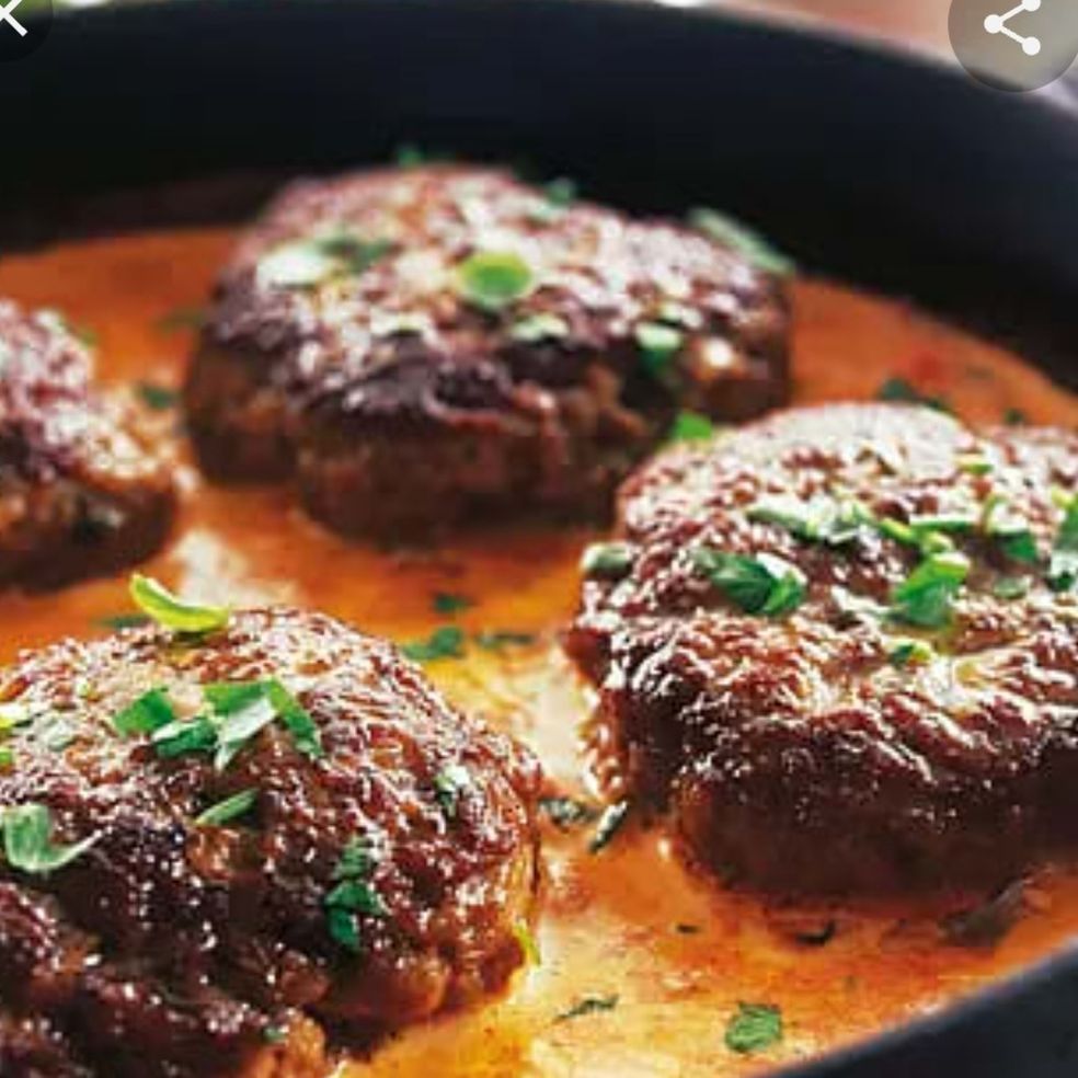 Ostfärsbollar i tomatsås