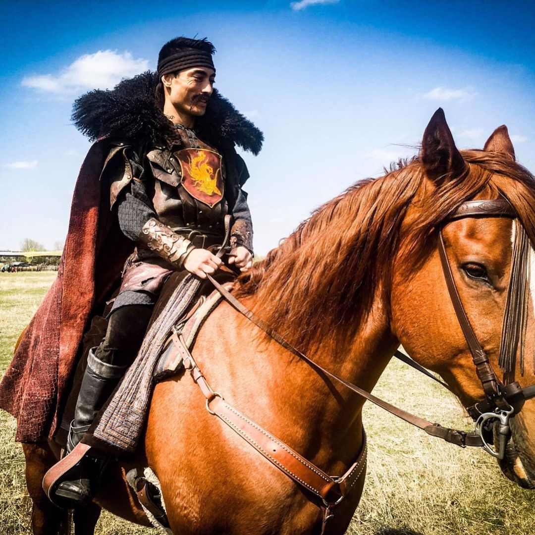 picture of actor/fighter Shinji Ishigaki on horseback