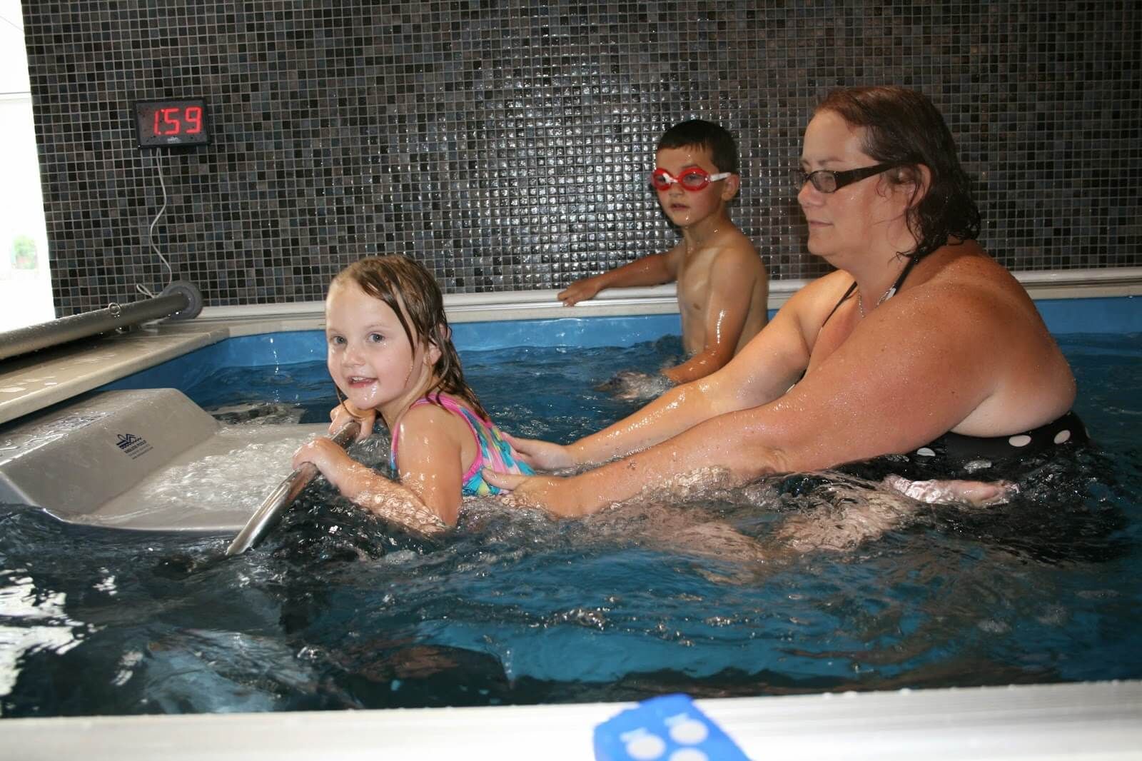 picture of a mother and her kids in the Endless Pool at Cornwall Pools' Swimathon