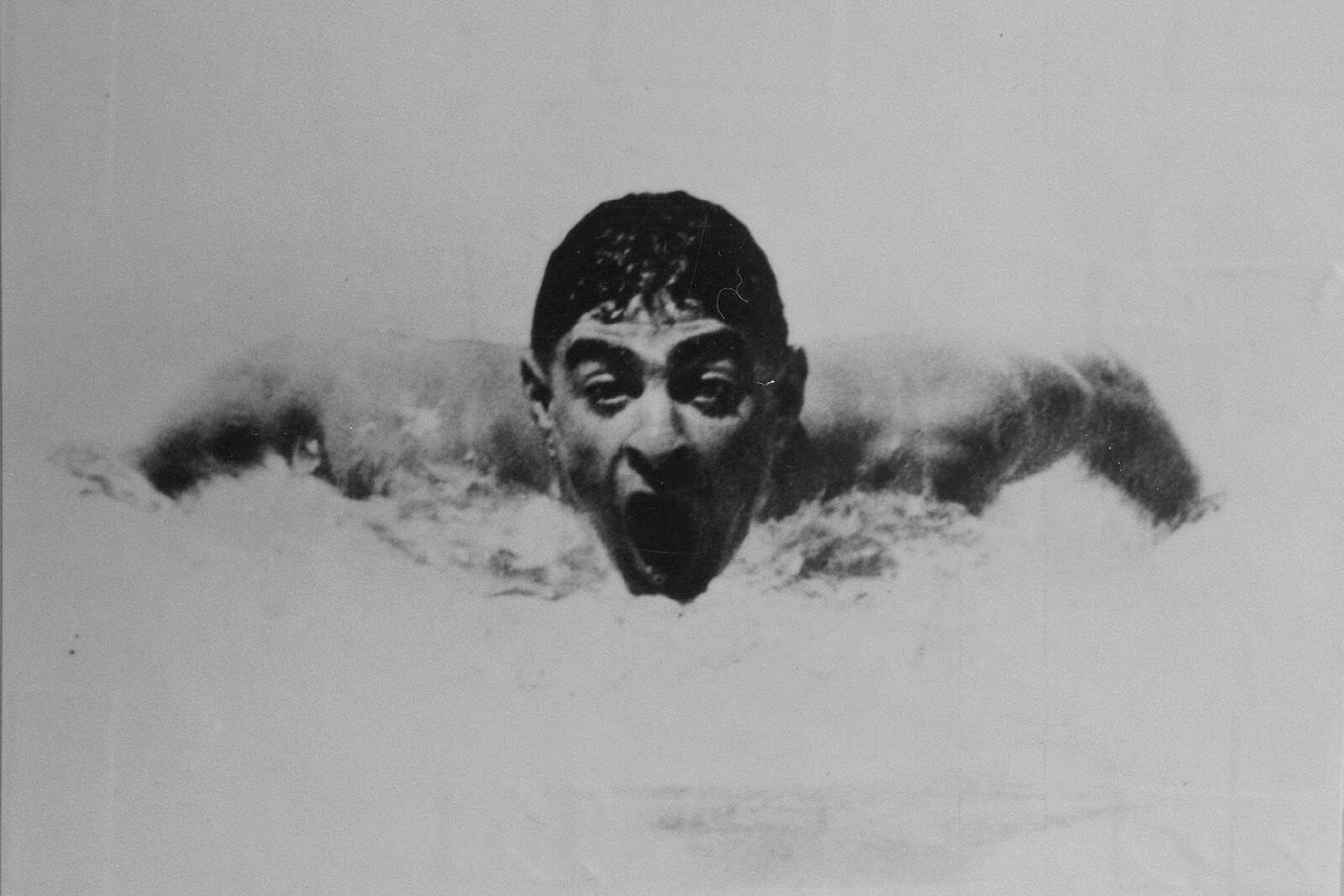 picture of Olympic swimmer Alfred Nakache in action