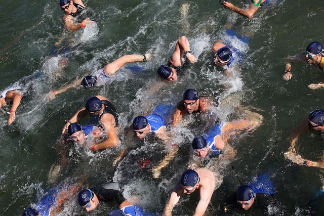 picture of open water swimmers during a triathlon