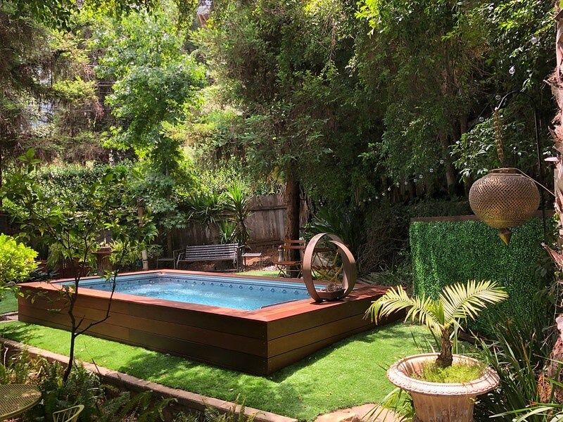 picture of a partially in-ground Endless Pools model in a Los Angeles garden