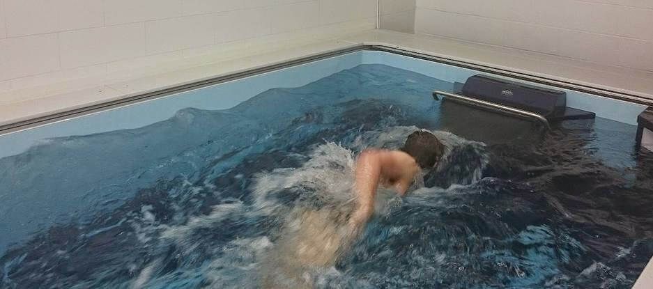 picture of triathlete and swim coach Rhys Davey swimming in the Endless Pool at Aquatread
