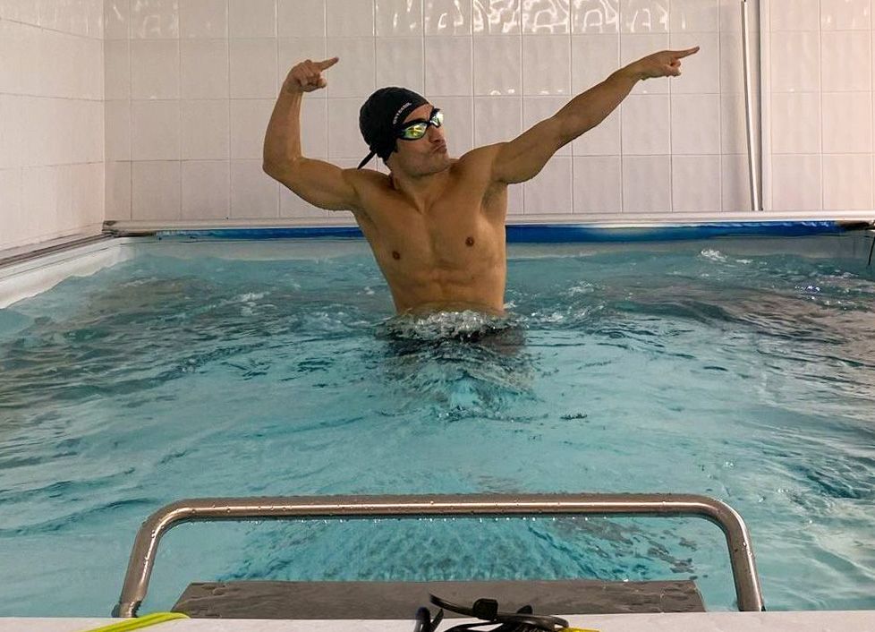 picture of actor/fighter Shinji Ishigaki having fun in an Endless Pools Commercial pool