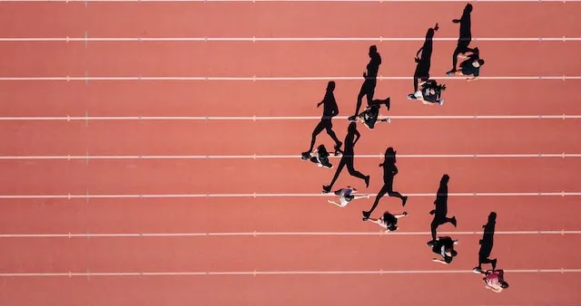 A team of runners on a track, like customer success managers working together