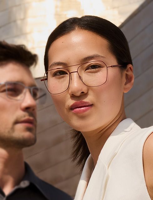 Porträt eines Mannes, der eine Pure Visionary Titanbrille mit ultradünnem Drahtgestell trägt und im Freien neben dem Guggenheim-Museum in Bilbao steht