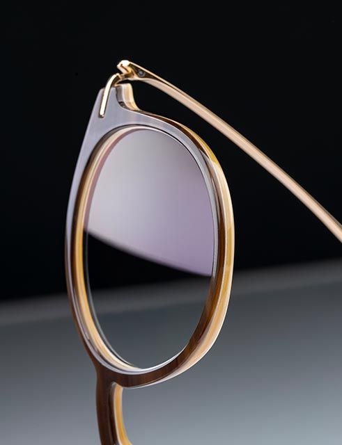 horn model standing upright