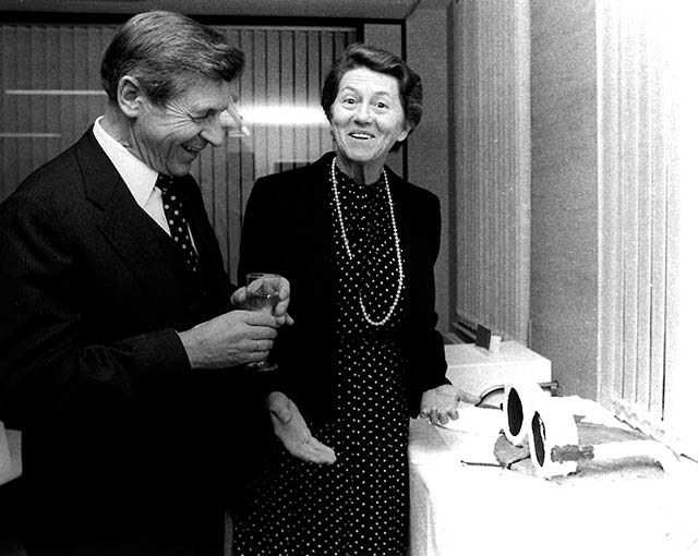 altes schwarz-weiß-Bild von Silhouttes Gründern Anneliese und Arnold Schmied