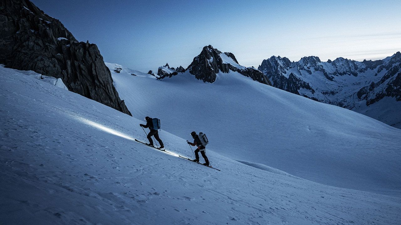 Bild des Sportlers und eines Freundes in den Bergen
