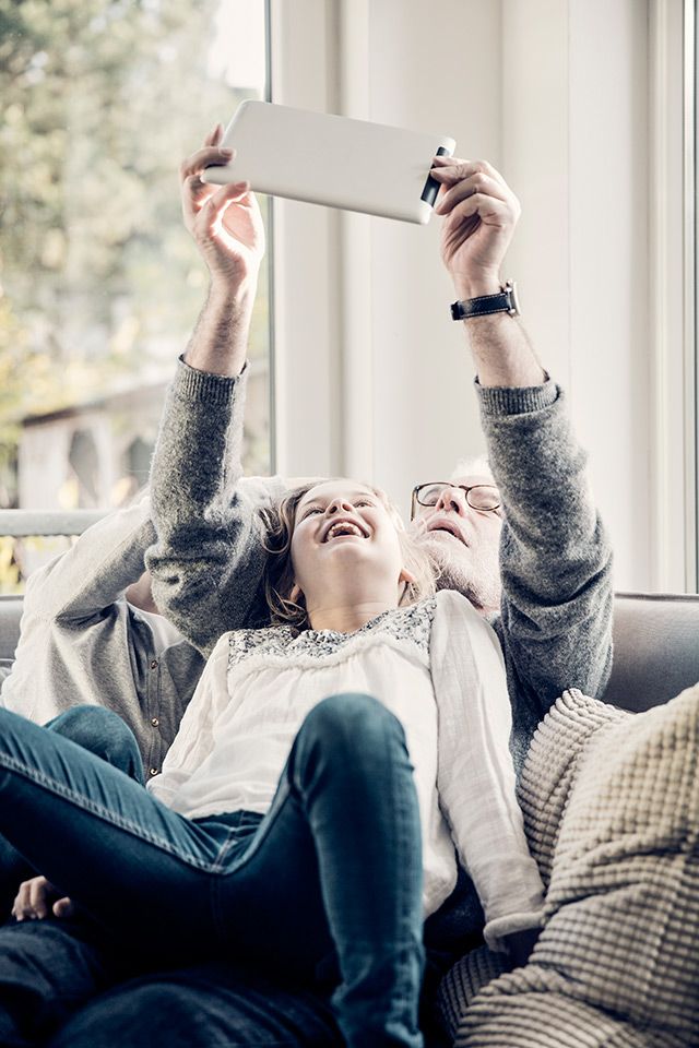 Großvater Enkel Couch