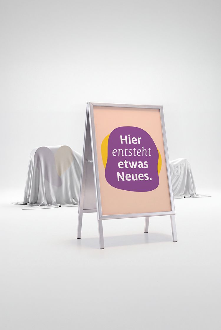 Grafische Darstellung eines Aufstellers mit der Aufschrift "Hier entsteht etwas Neues" 