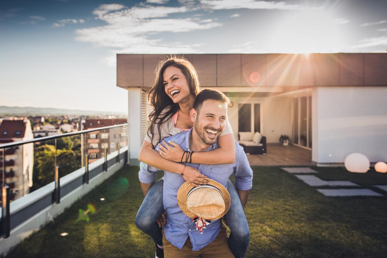 Ein glückliches Paar im Dachgarten eines Penthouses