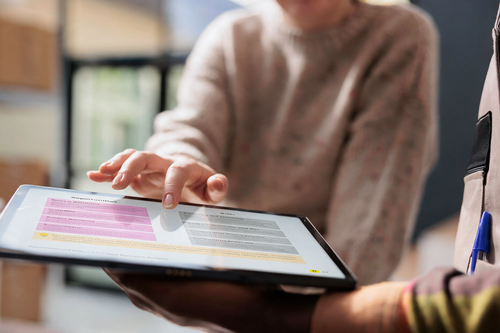 Learning the benefits and risks of AI in user research analysis
