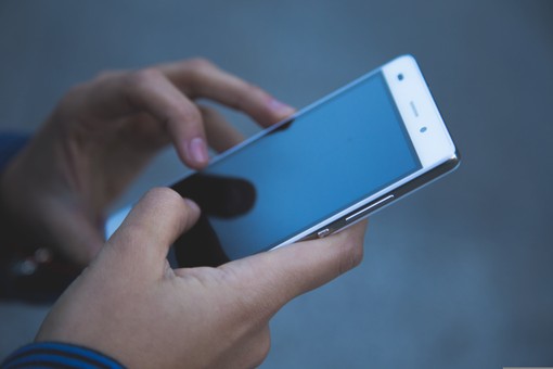 hand holding a phone